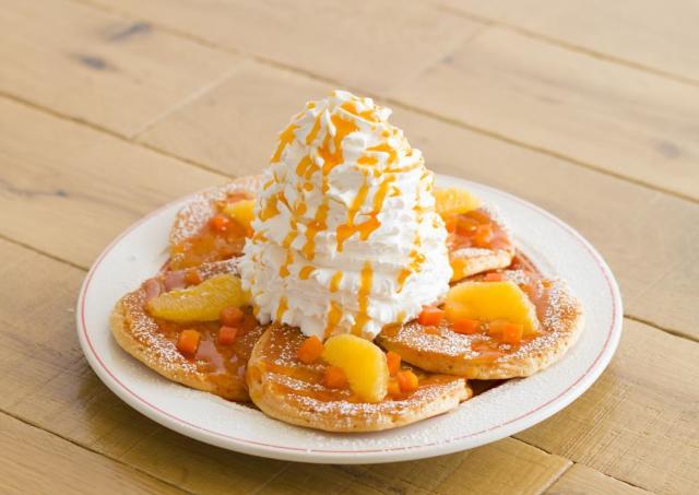 Eggs 'n Thingsでイースター　オレンジ色がまぶしいニンジンのパンケーキ
