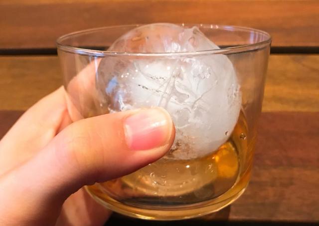 ニトリで発見！バーのような「丸氷」が超簡単に作れる神グッズ。